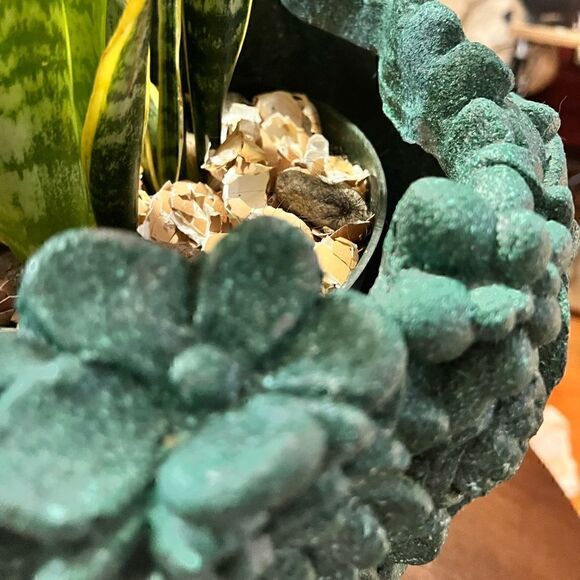 19" LADY WITH DAISIES PLANTER - Poly resin material in Green. - Picture 5 of 14